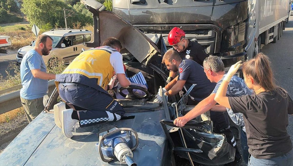 Bozüyük'te Tır ile Otomobil Çarpıştı: 1 Yaralı