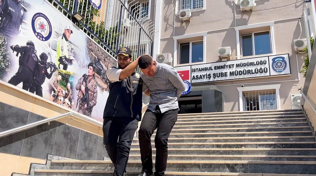 Camide Namaz Kılarken 450 Bin Liralık Çanta Çalındı