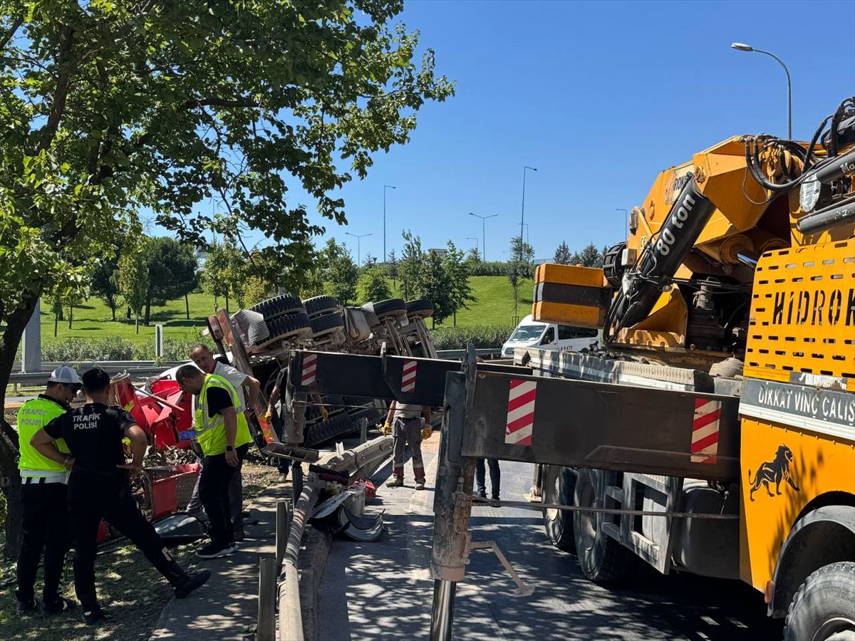 Çekmeköy'de Beton Mikseri Devrildi: Sürücü Yaralandı
