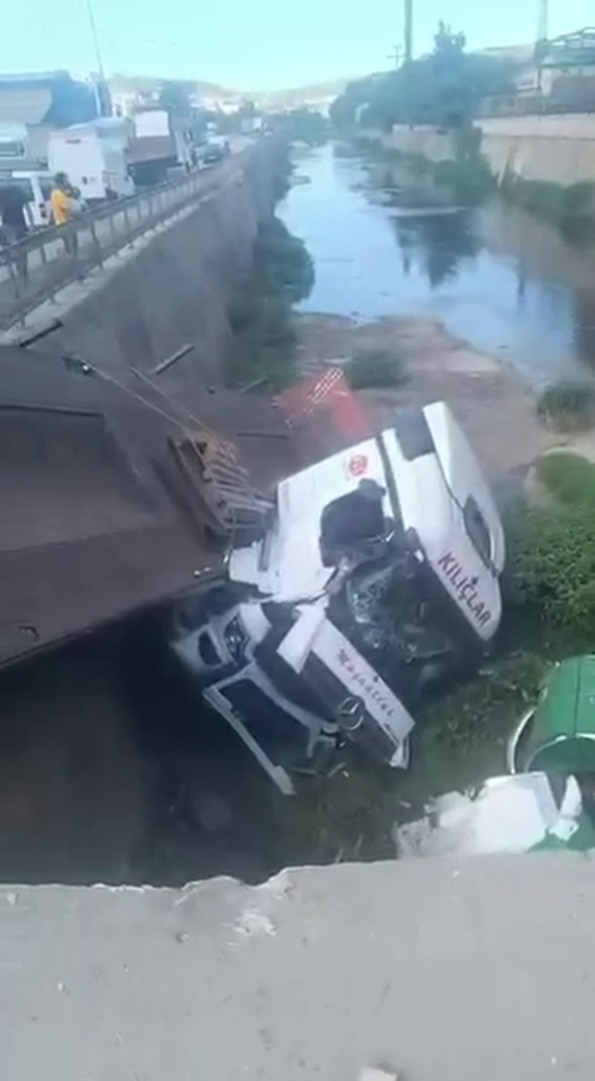Dilovası'nda TIR Dereye Devrildi: Sürücü Ağır Yaralandı