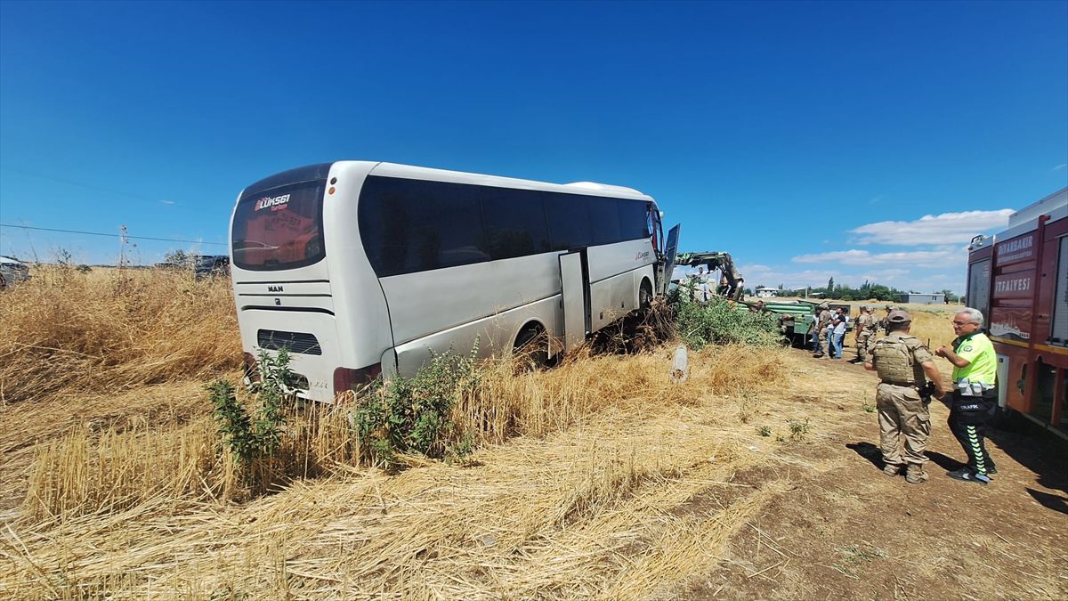 Lice'de Otobüs Ağaca Çarptı: 2 Yaralı