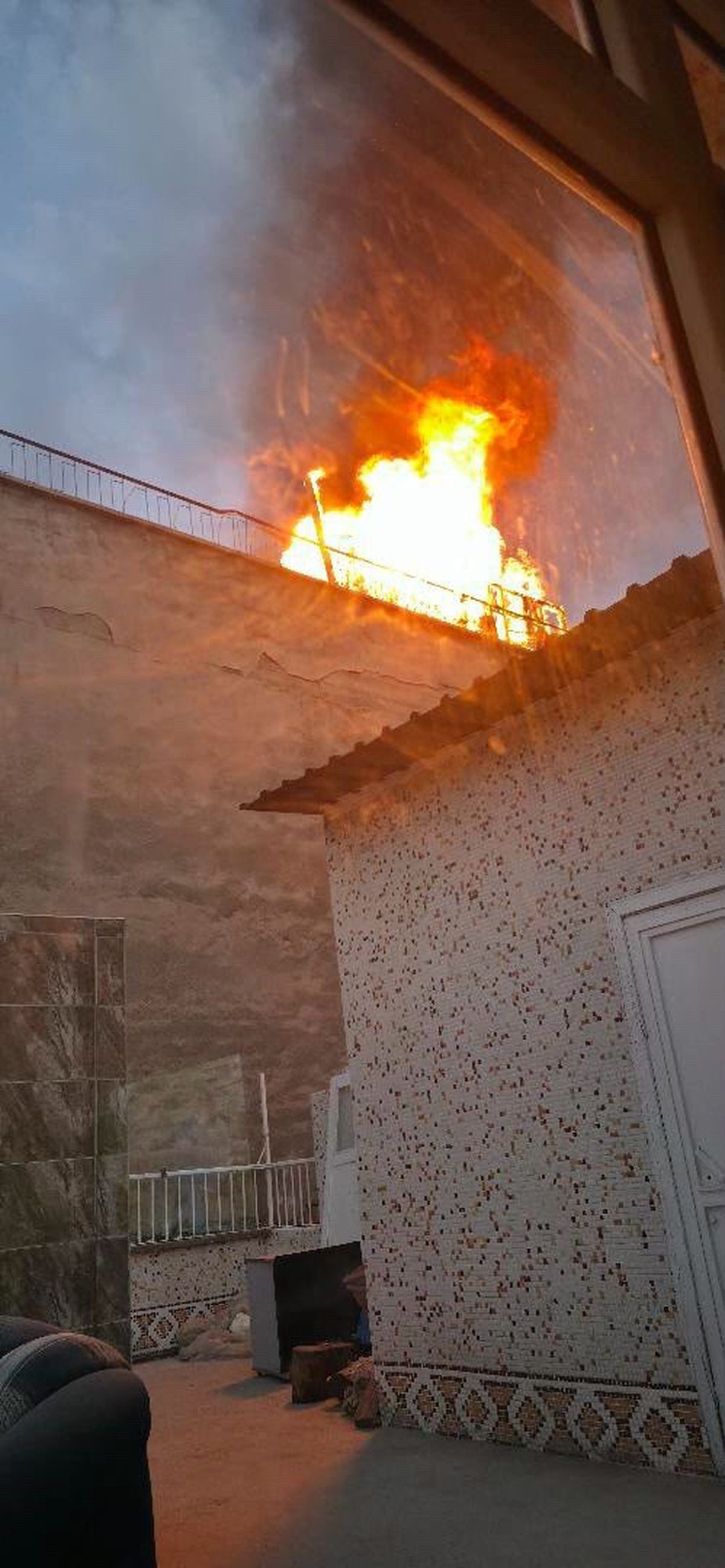 Diyarbakır'da Çatı Yangını Söndürüldü