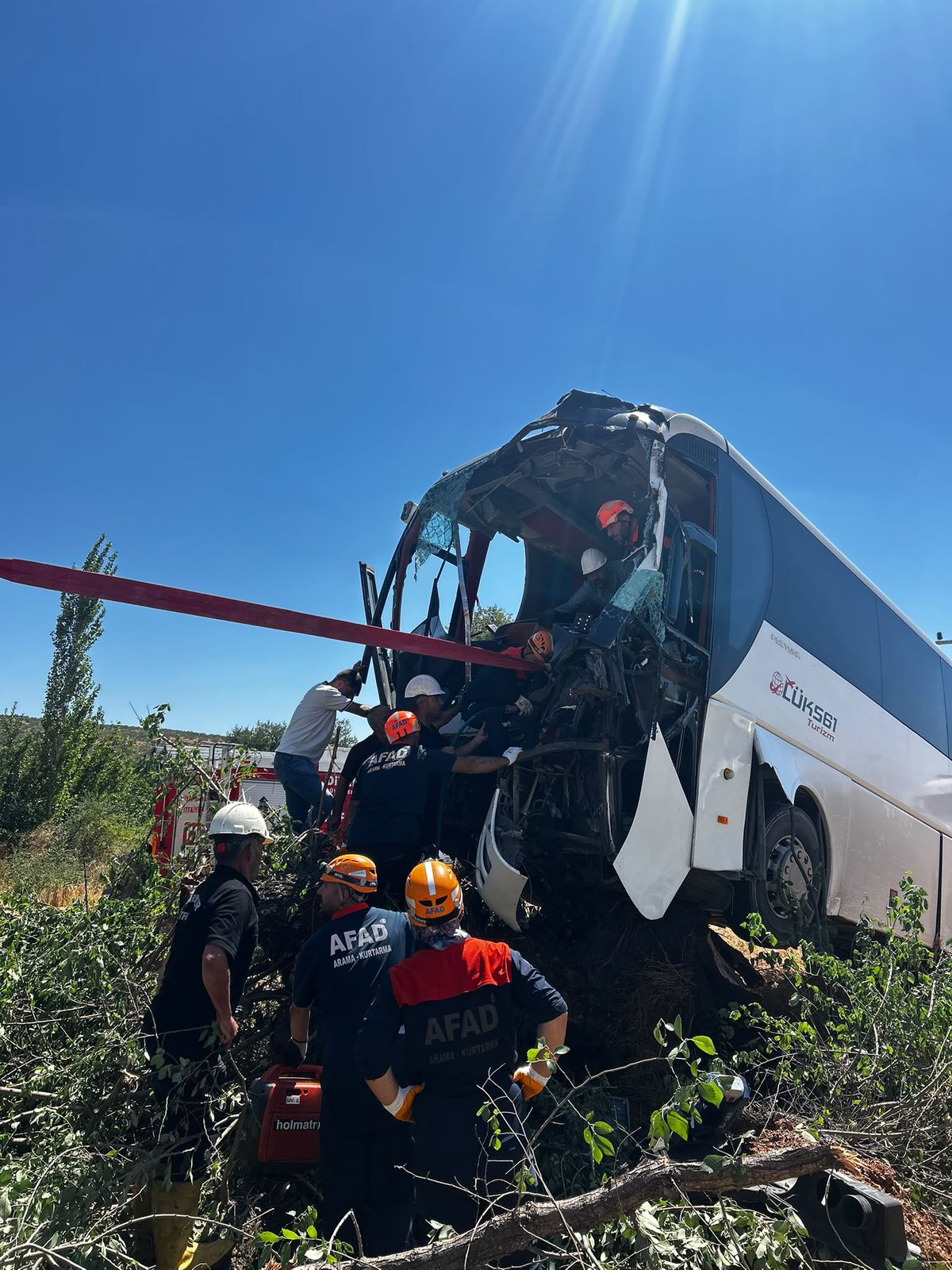 Lice'de yolcu otobüsü devrildi: 2 yaralı
