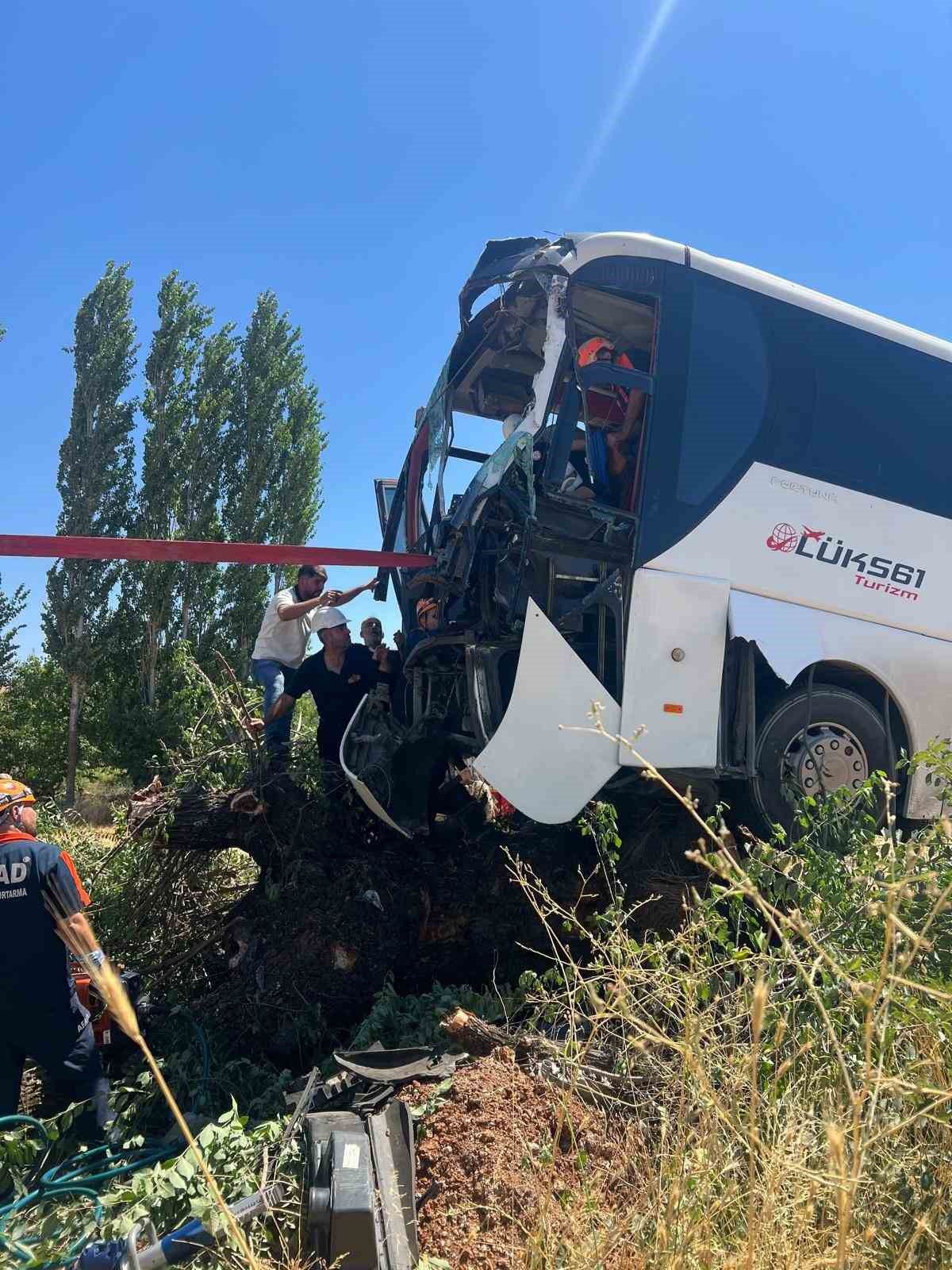 Diyarbakır-Bingöl'de otobüs şarampole yuvarlandı: 2 yaralı