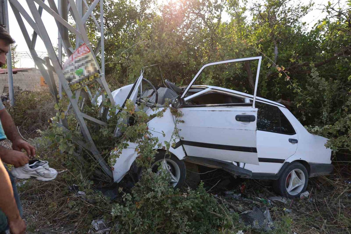 Kozan'da Kontrolden Çıkan Otomobil Elektrik Direğine Çarpıp Bahçeye Daldı: 1 Ağır Yaralı