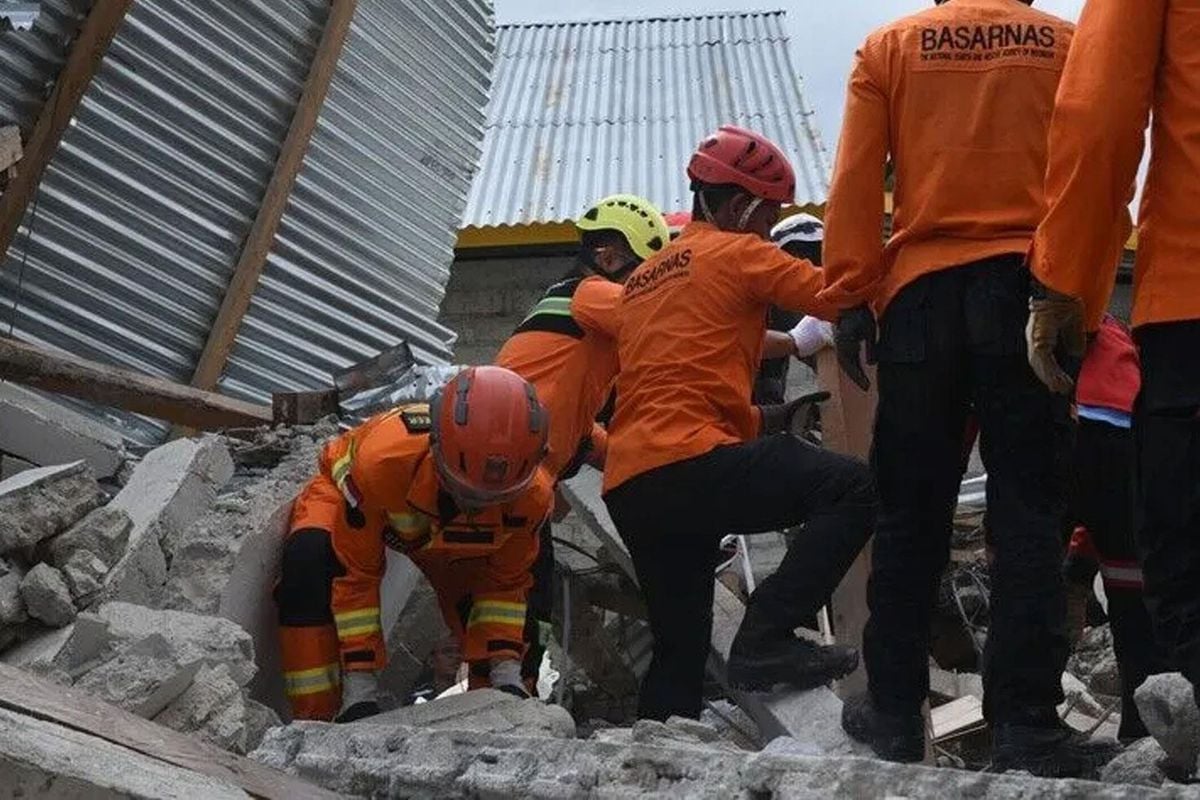 Endonezya'da gerçekleşen 7,7 büyüklüğündeki depremde bilanço ağırlaşıyor