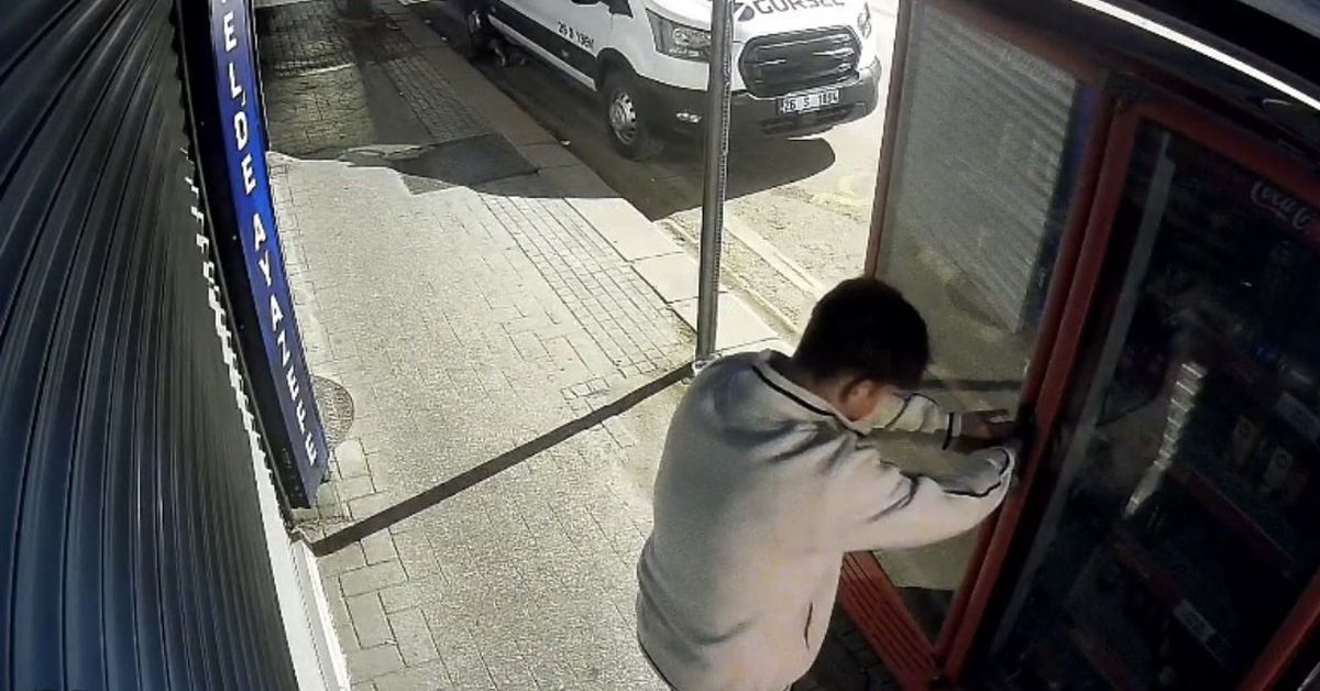 Eskişehir'de Çocuklar Kilitli Meşrubat Dolabını Açmaya Çalıştı
