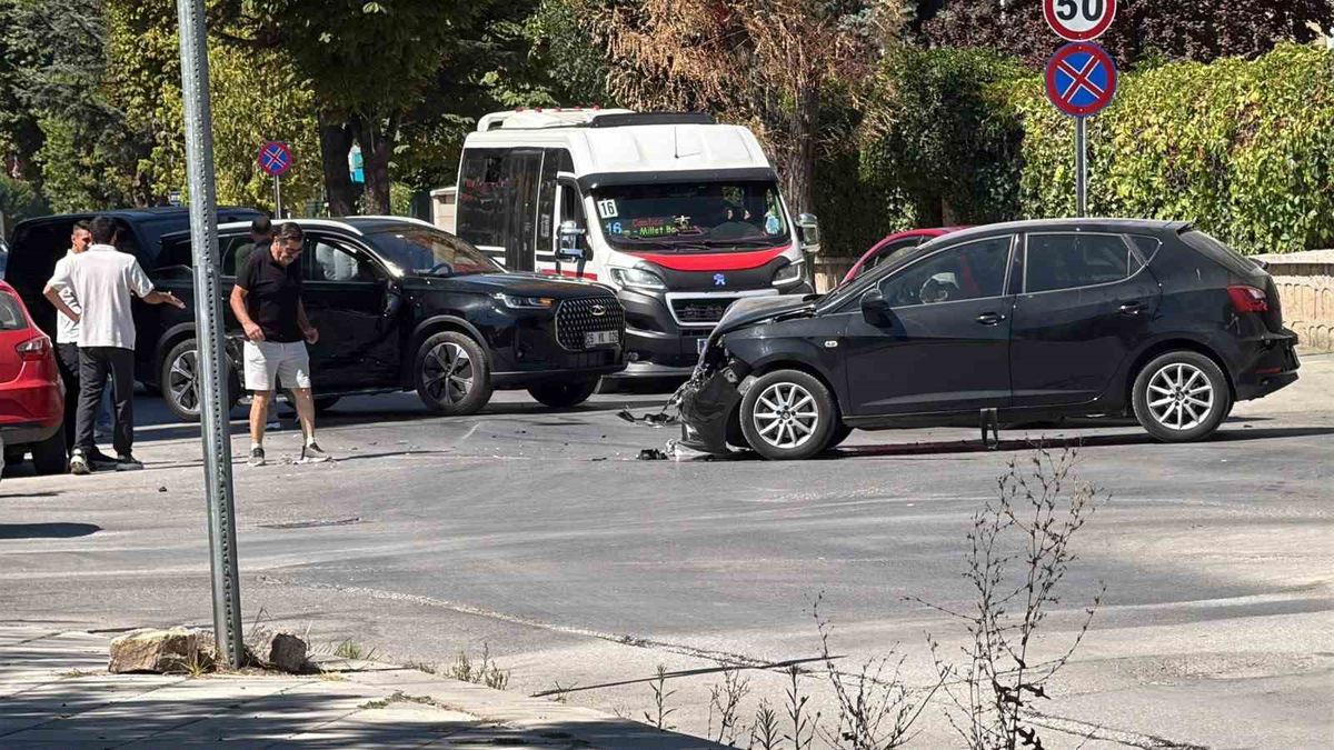 Eskişehir'de iki araç çarpıştı: Kullanılamaz hale geldiler
