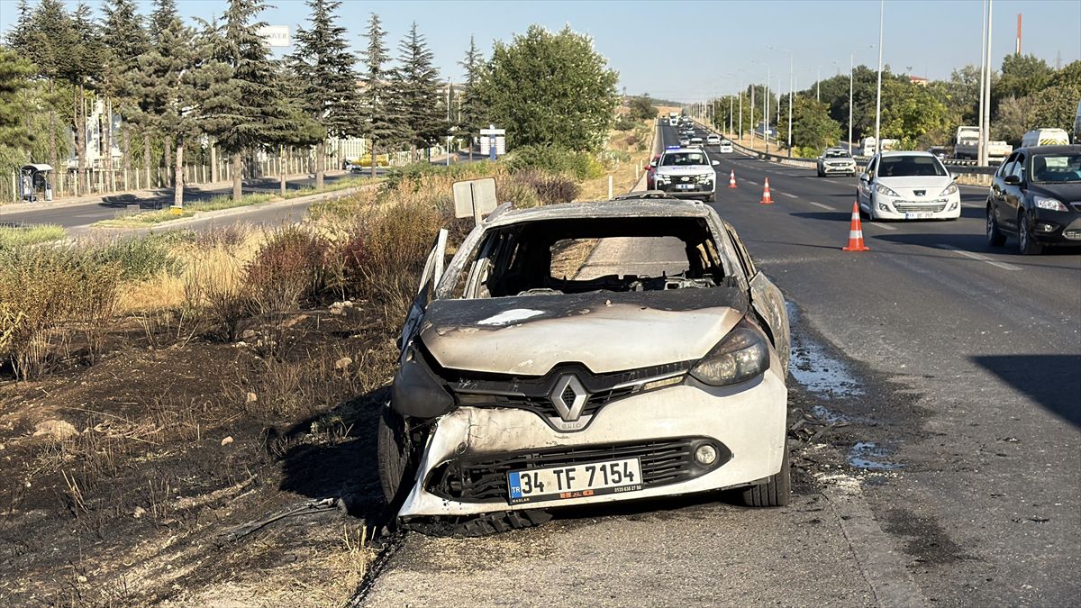 Eskişehir'de Seyir Halindeki Otomobil Alev Alev Yandı: 3 Yaralı