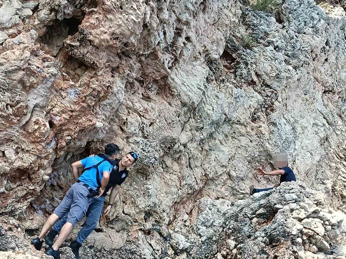 Antalya'da Falezlerde Mahsur Kalan Şahıs İkna Edilerek Kurtarıldı