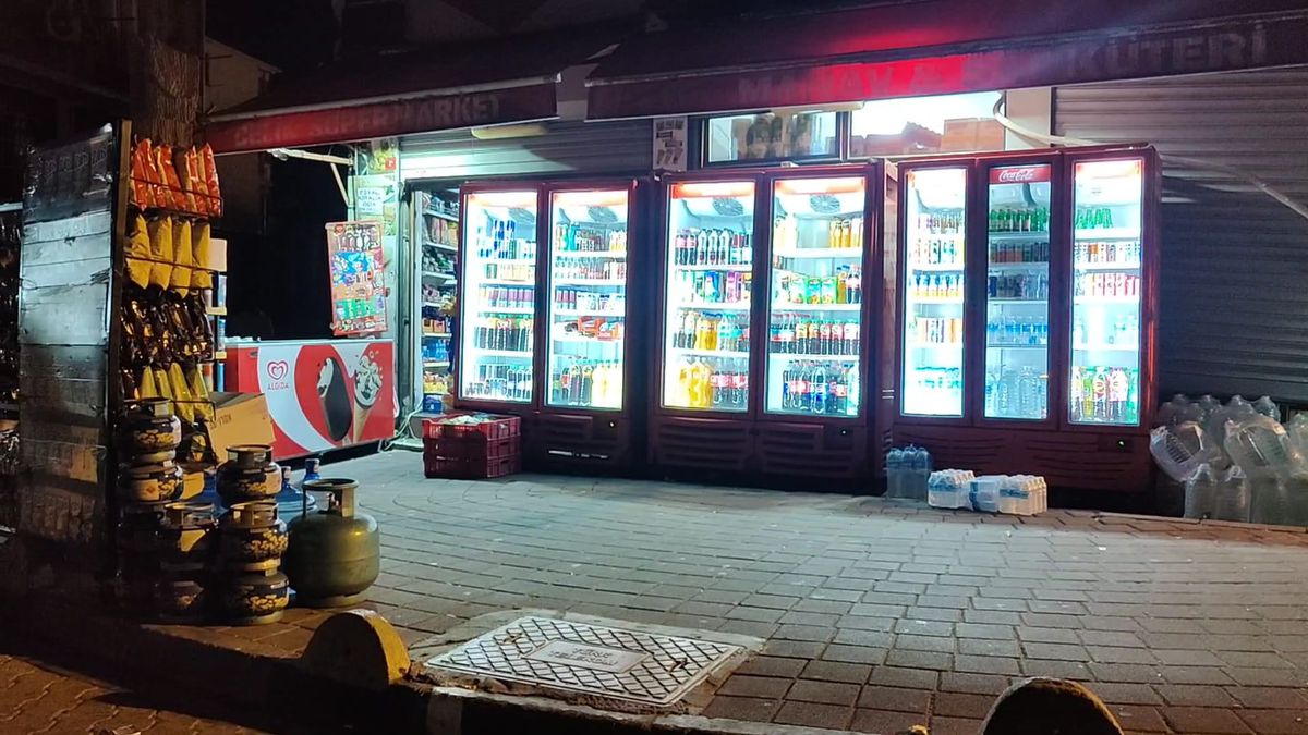 Fatih'te midyeci kavgası: Kavgayı ayırmak isteyen kadın bıçaklandı