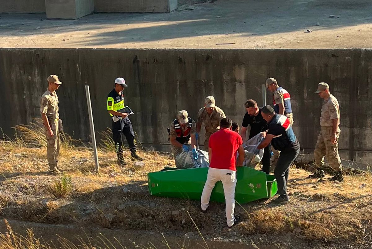 Gaziantep'te Hafif Ticari Araç Şarampole Devrildi: 2 Ölü