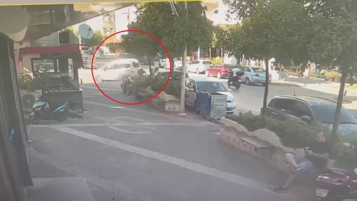 Manavgat'ta motosiklet ile hafif ticari araç çarpıştı: 1 yaralı