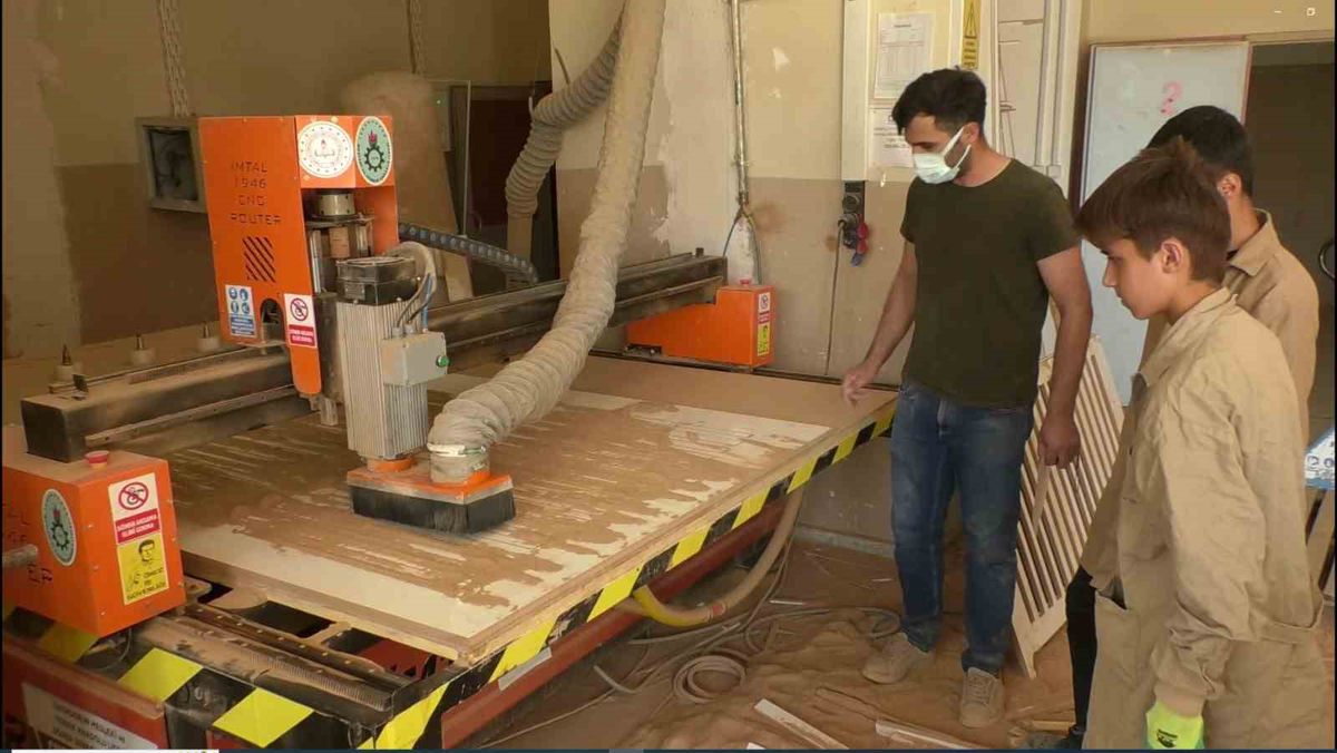 Yaz Tatilinde Okulda Üretim: Hakkari'de Öğrenciler Hem Öğreniyor Hem Kazanıyor