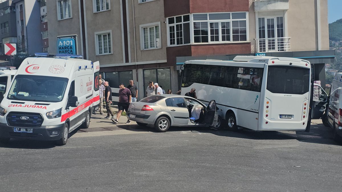 Zonguldak'ta Özel Halk Otobüsü ile Otomobil Çarpıştı: 7 Yaralı