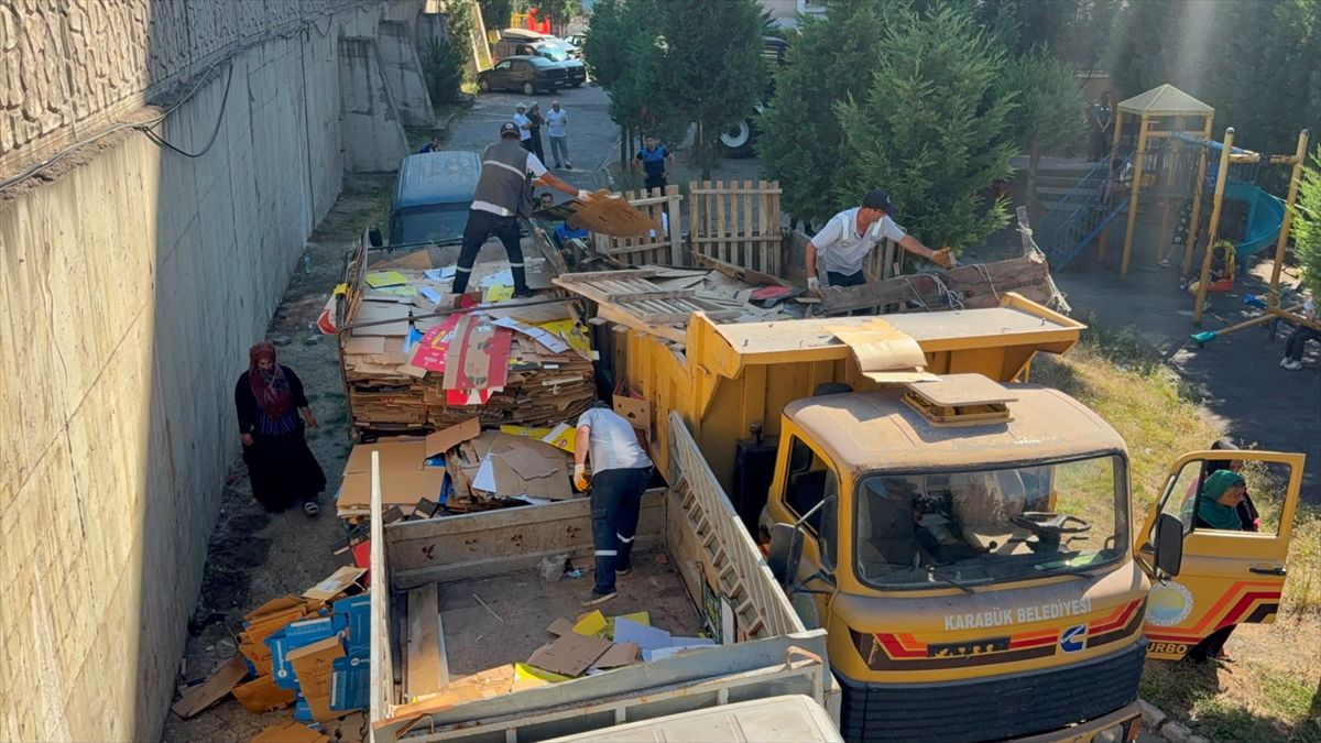 Karabük'te çöp birikintisine belediye müdahalesi