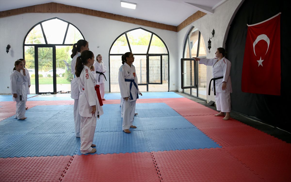 Dört Kızını Karate Şampiyonu Yapan Anne