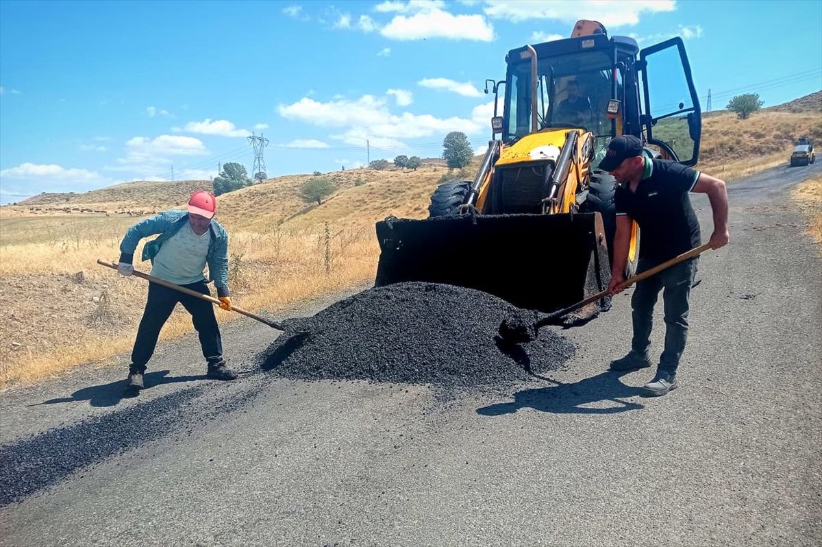Karlıova'da Köy Yollarında Bakım ve Onarım