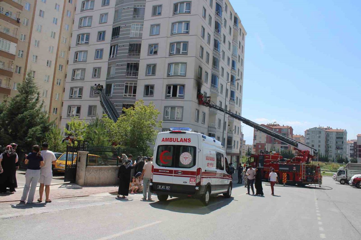 Kayseri'de 9 Katlı Binada Yangın: 3 Kişi Kurtarıldı