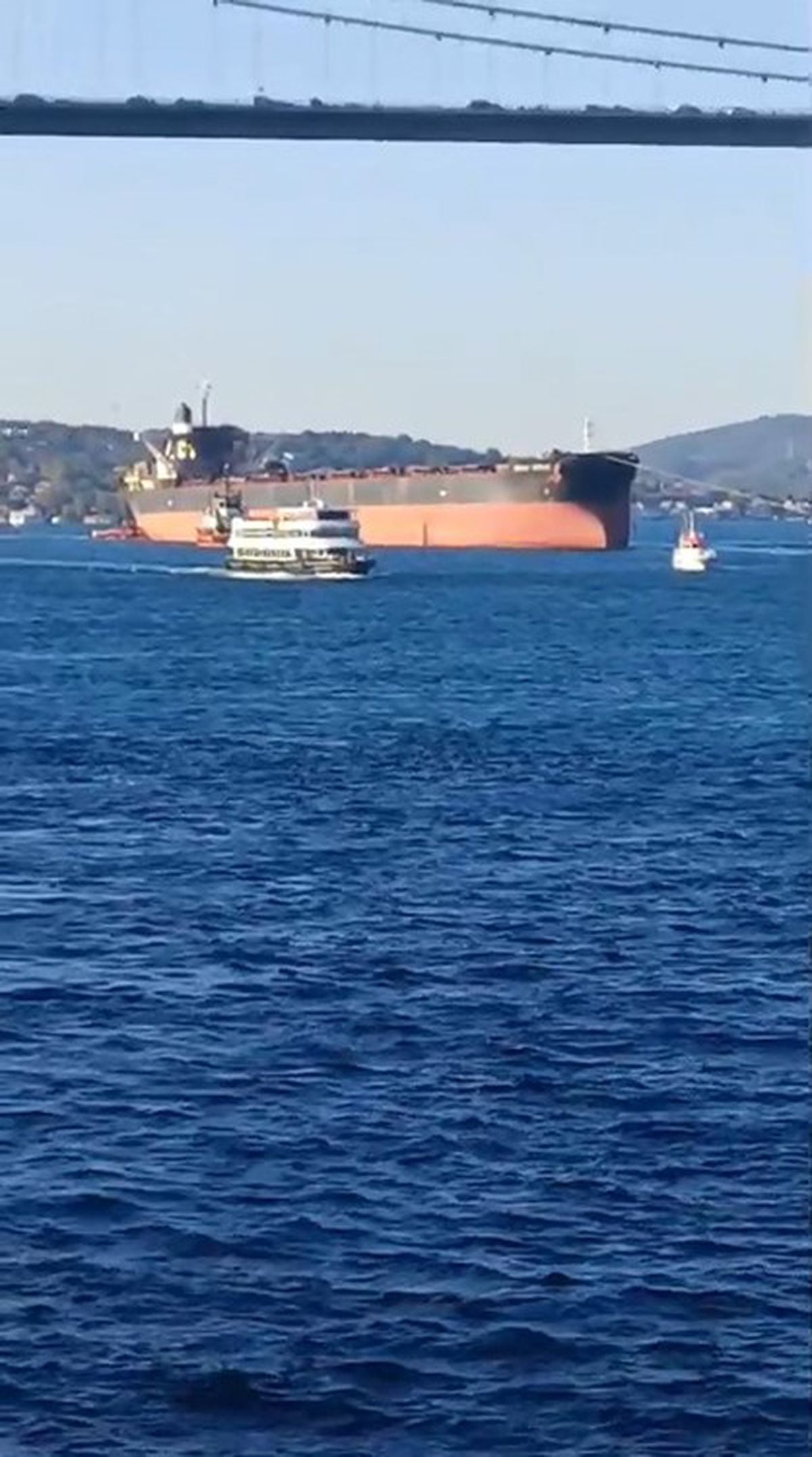 Hasar Alan Gemi İstanbul Boğazı'ndan Geçti