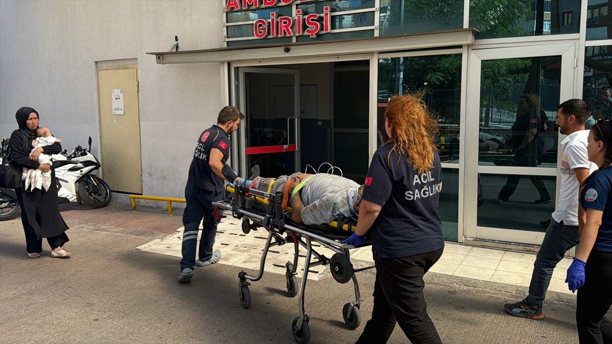 Tır Dereye Devrildi: Sürücü Yaralandı