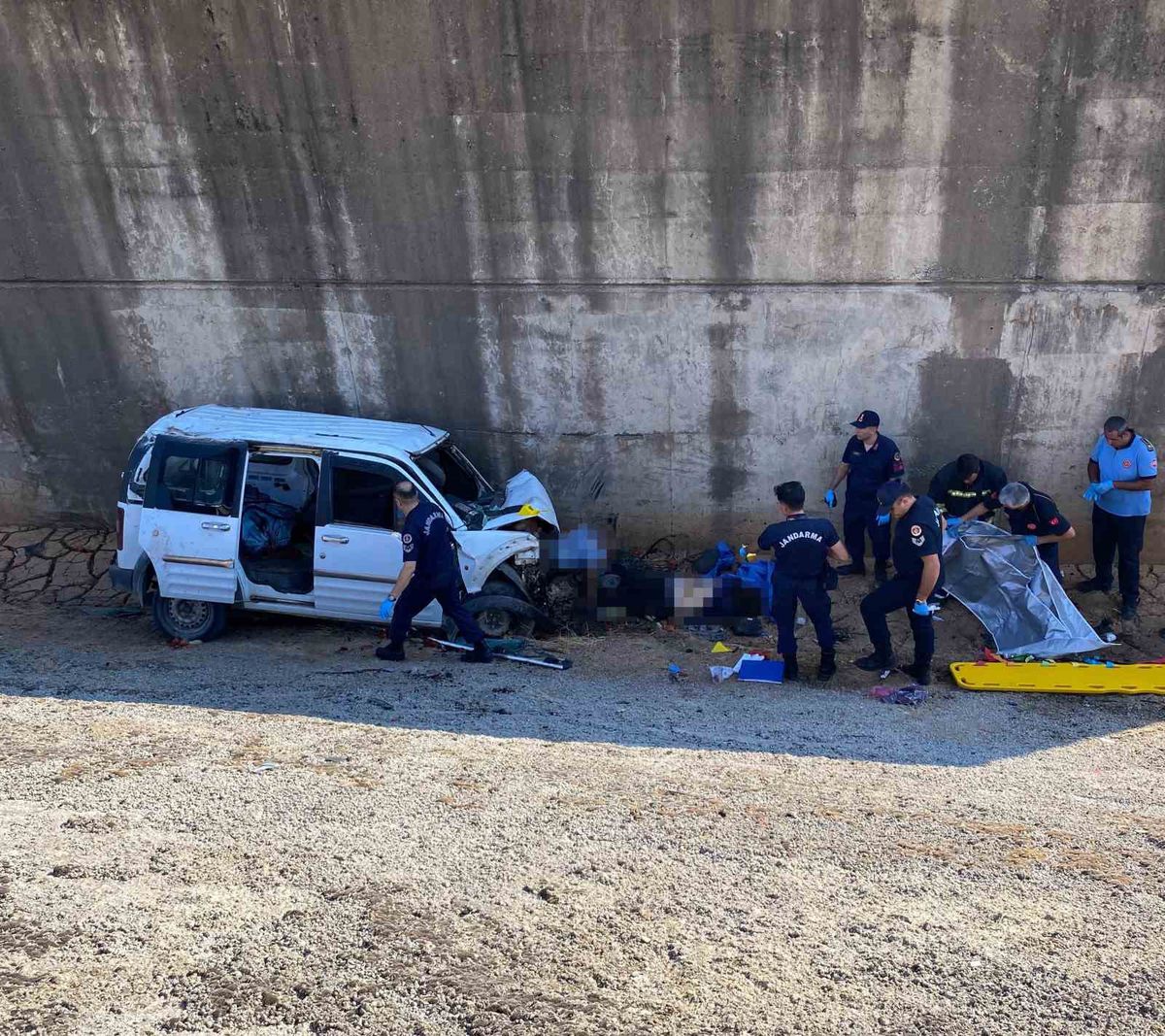 Nurdağı'nda şarampole uçan araçta 2 kişi öldü