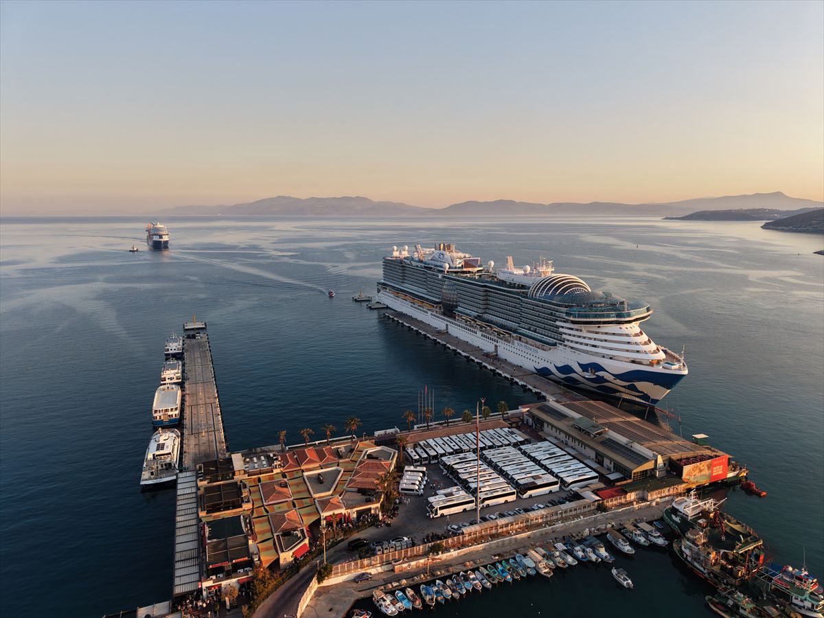Kuşadası'na 2 Kruvaziyerle 8 Bin 200 Turist