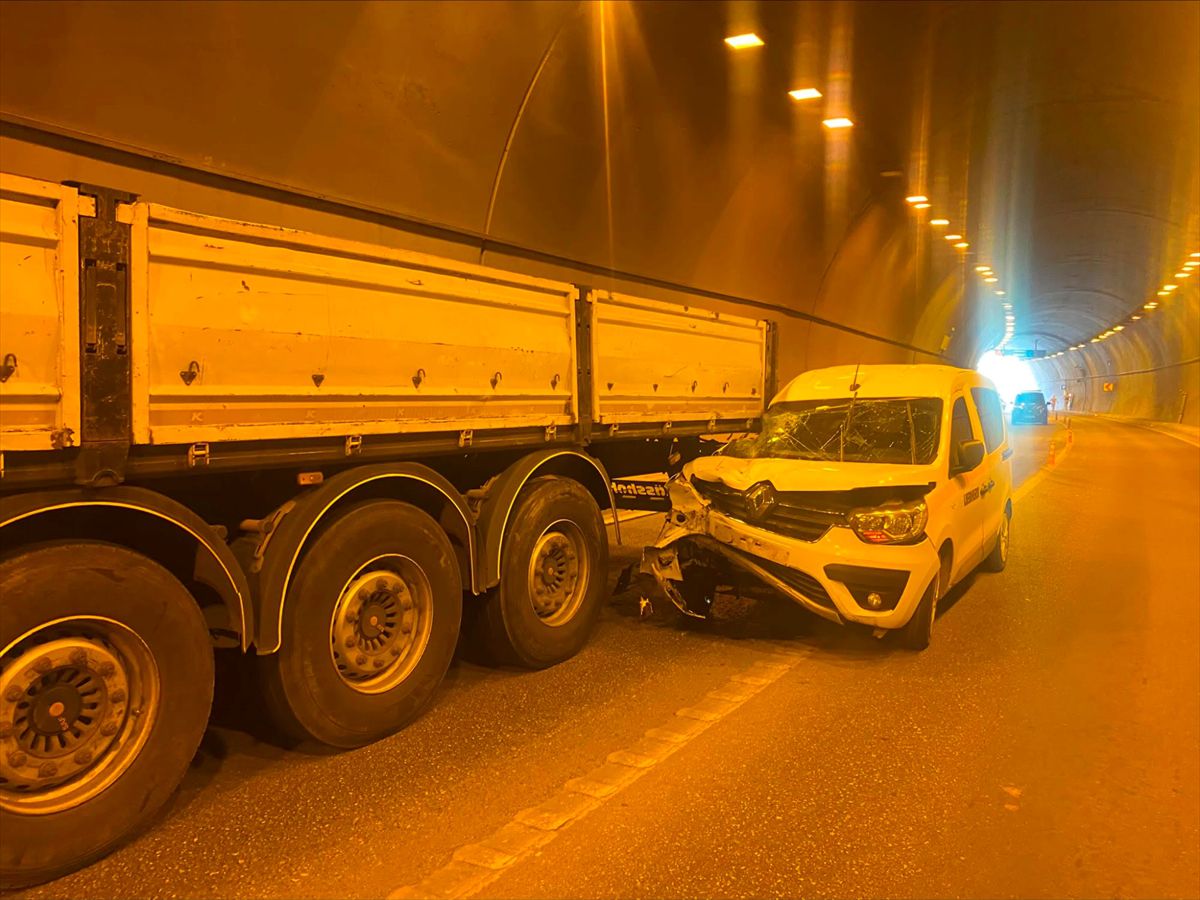 Kuskunkıran Tüneli'nde Tıra Çarpma: 1 Yaralı