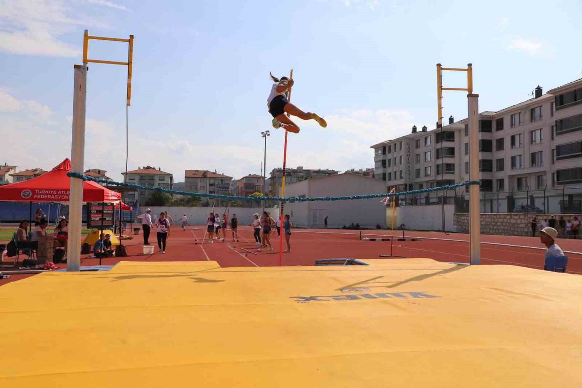 30 Ağustos Zafer Kupası U18 Atletizm Şampiyonası Kütahya'da Sona Erdi