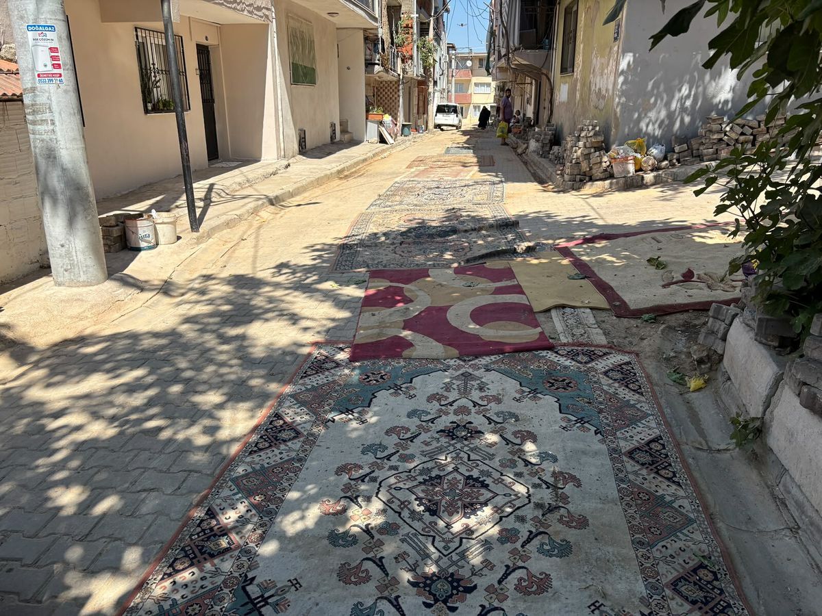 İzmir'de Bozuk Yollara Halılı Çözüm