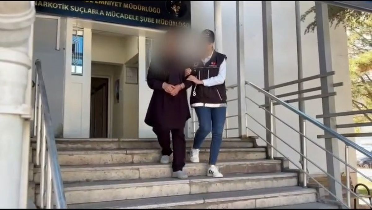 Mide ve Bağırsaklarında Uyuşturucuyla Yakalanan 2 Zanlı Tutuklandı