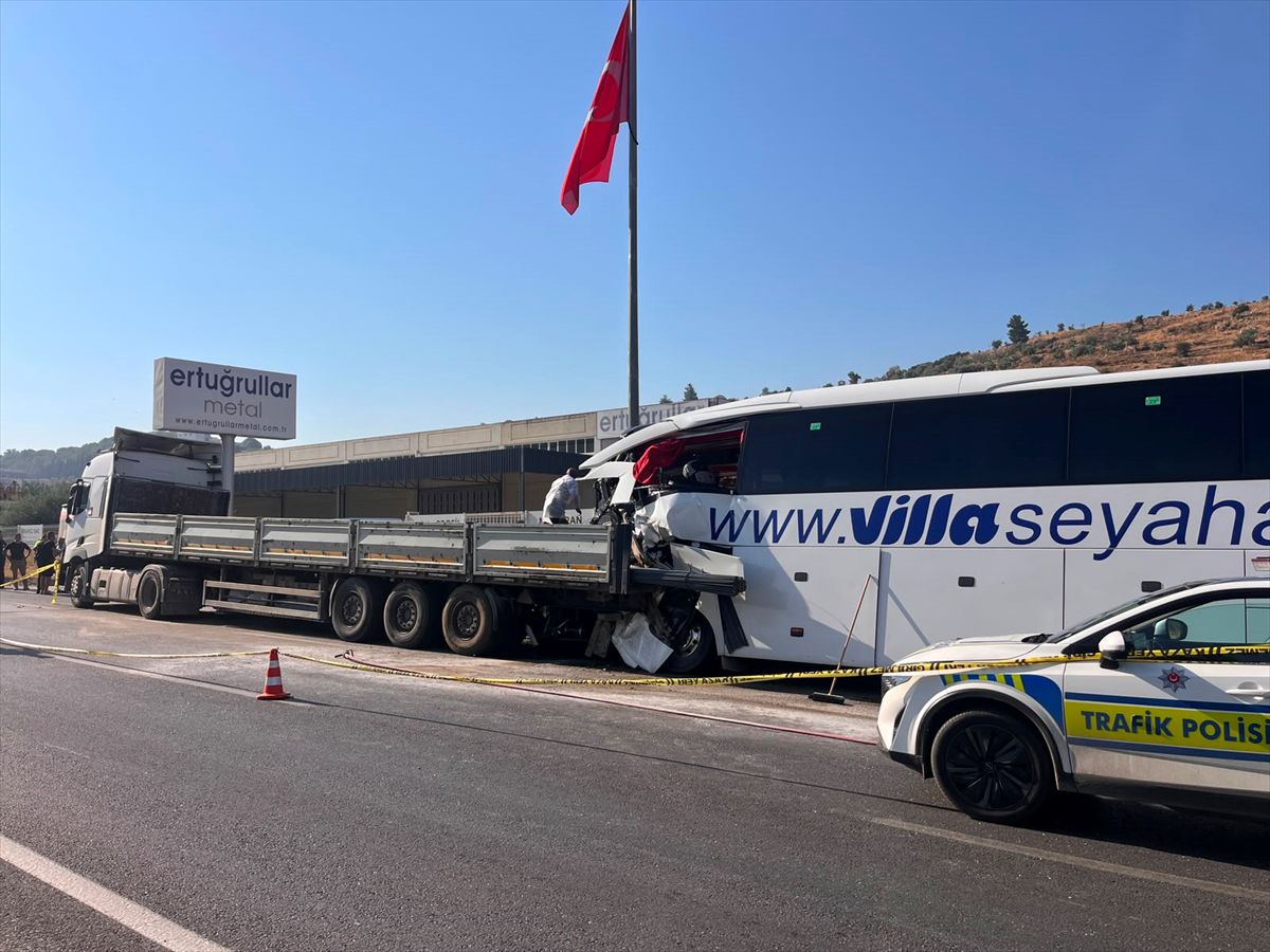 Şehit Polis Memuru Mehmet Arif Şefkatlı Son Yolculuğuna Uğurlandı