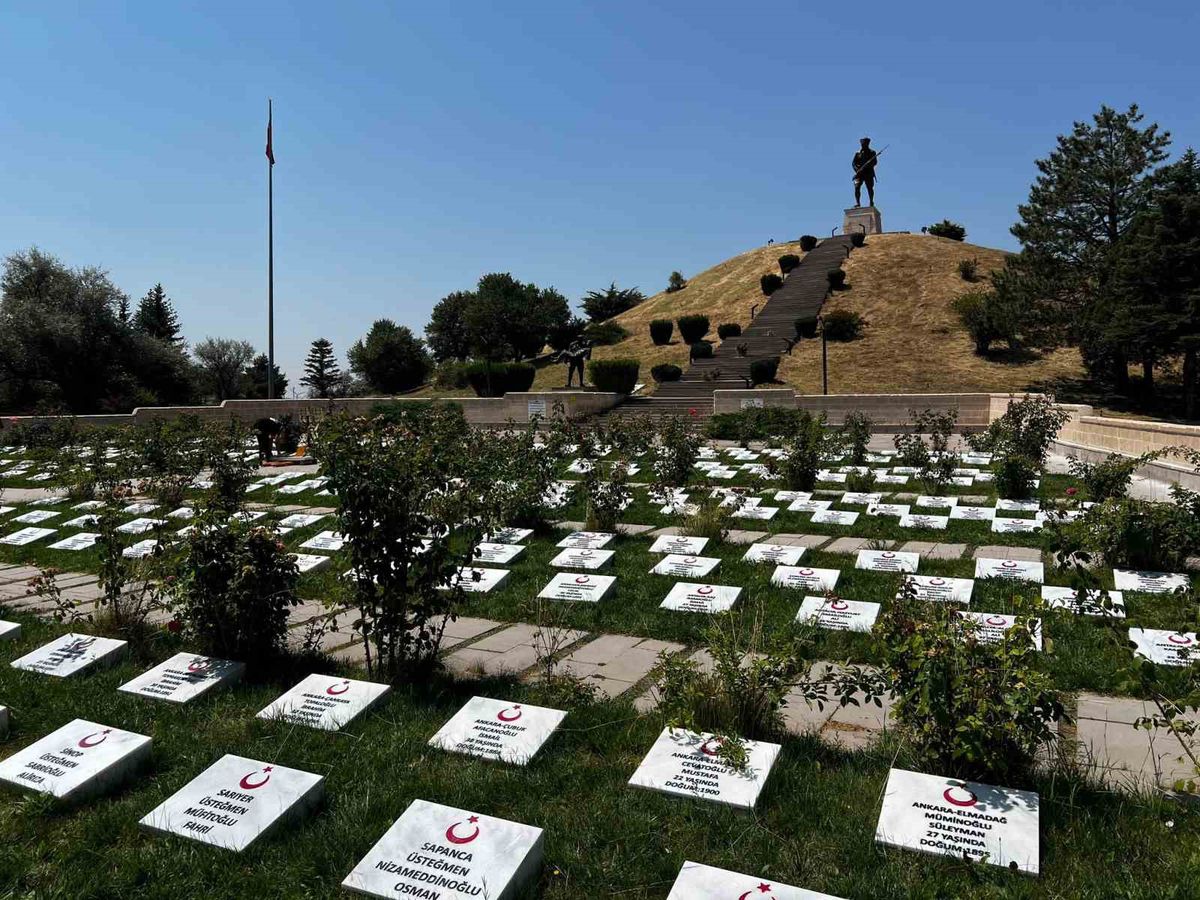 Öğrenciler 510 Şehit Mezar Taşını Yeniledi