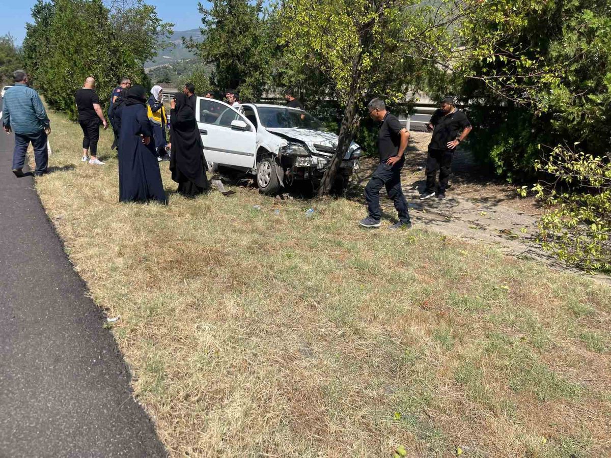 Bahçe'de Otomobil Refüje Çıktı: 1 Yaralı