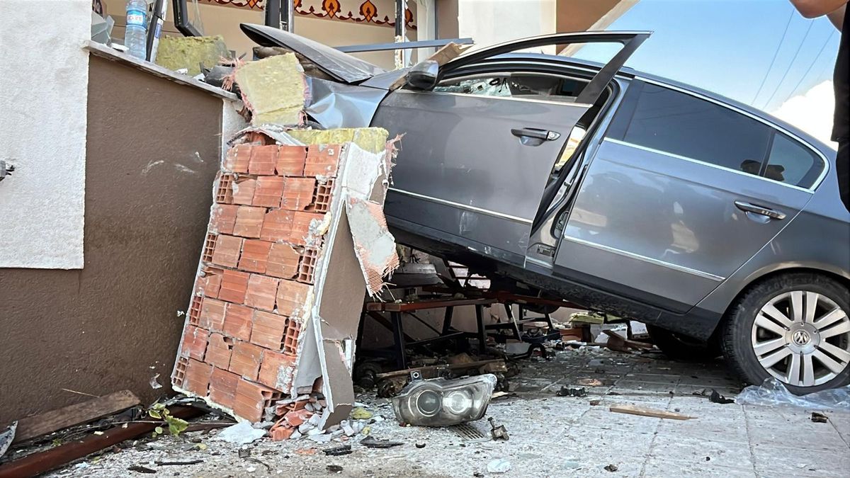 Bolu'da Kontrolden Çıkan Otomobil Caminin Duvarlarını Yıktı: 2 Yaralı