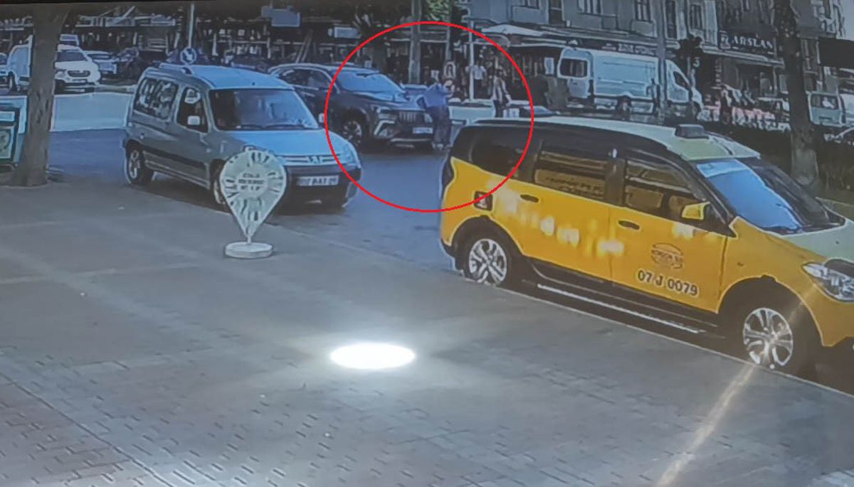 Kırmızı Işıkta Geçmeye Çalışan Kadına Otomobil Çarptı