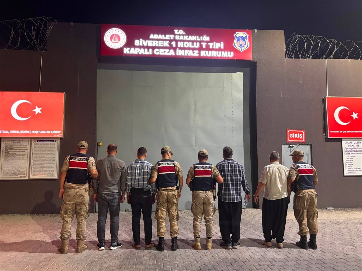 Siverek'te yol verme kavgası kanlı bitti: Baba ve kızı yaralandı
