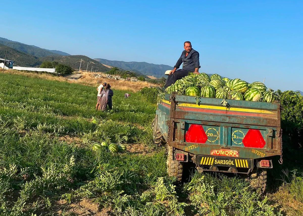 Manisalı çiftçi kavun ve karpuzlarını aracısız satarak bütçesine katkı sağlıyor