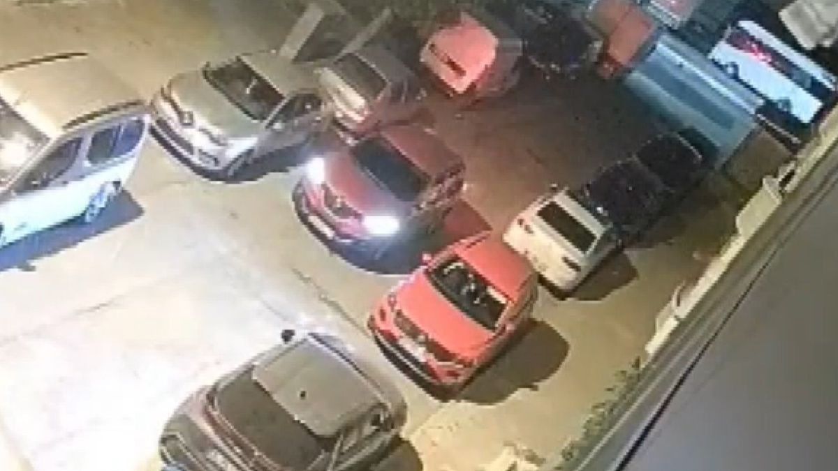 Sultangazi’de Silahlı Saldırı: Motosikletli Şüpheliler Otomobile Ateş Açtı