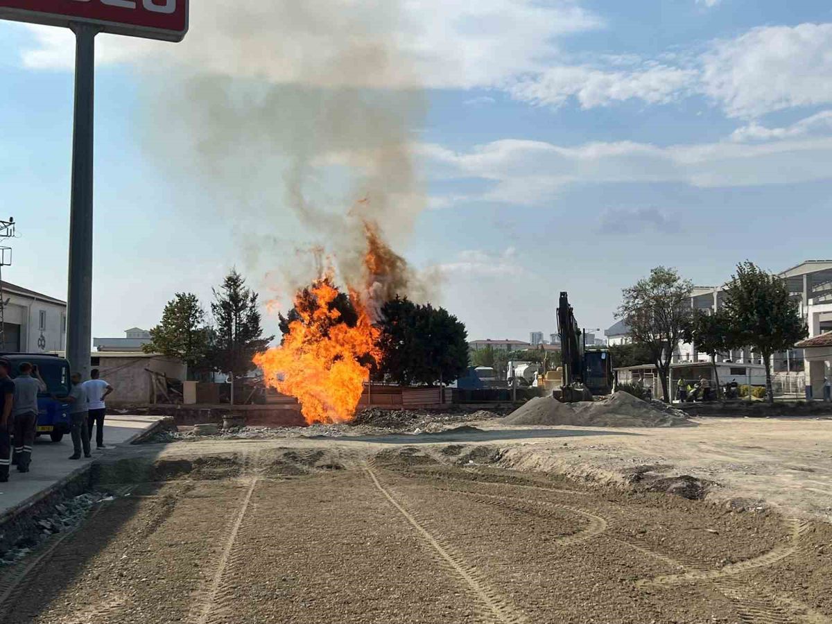 Çorlu'da doğal gaz borusu hasarı yangın çıkardı
