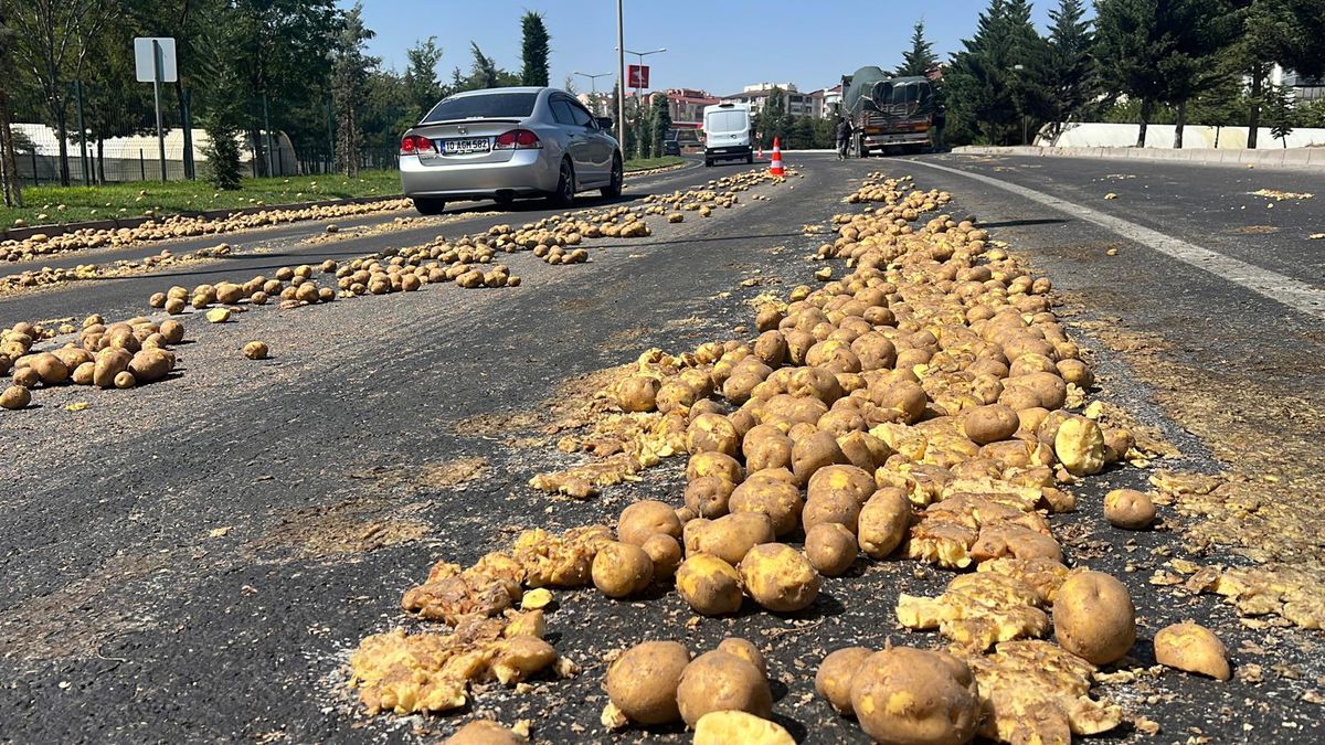 Nevşehir'de TIR'dan Dökülen Patatesler Trafiği Kilitledi