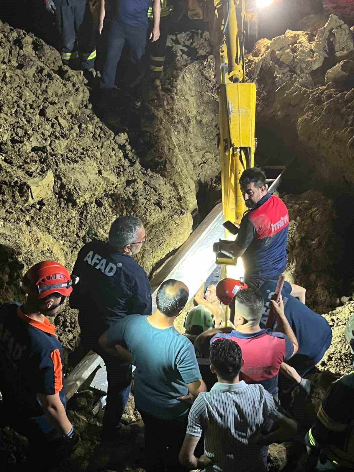 Bartın'da göçük altında kalan baba-oğul kurtarıldı