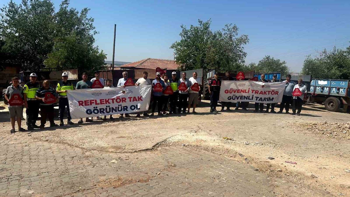 Gaziantep'te Trafik Jandarmasından Tarım İşçilerine Güvenli Trafik Eğitimi ve Reflektör Dağıtımı