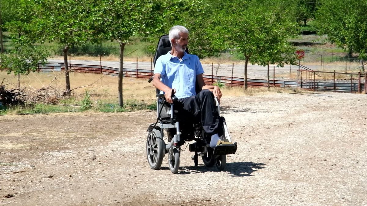 Yüzde 95 Engelli Mitat Konak, 3 Bin Tavukla Geçimini Sağlıyor
