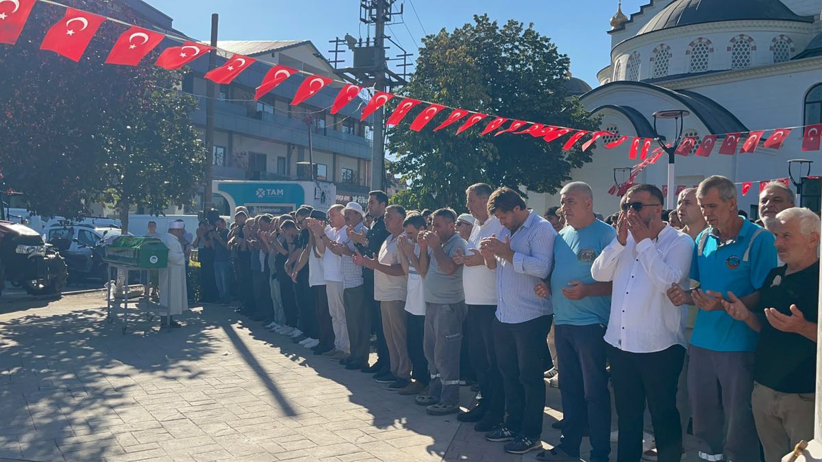 Yeni Evlendiği Eşinin Oğlu Tarafından Öldürülen Belediye Personeli Toprağa Verildi