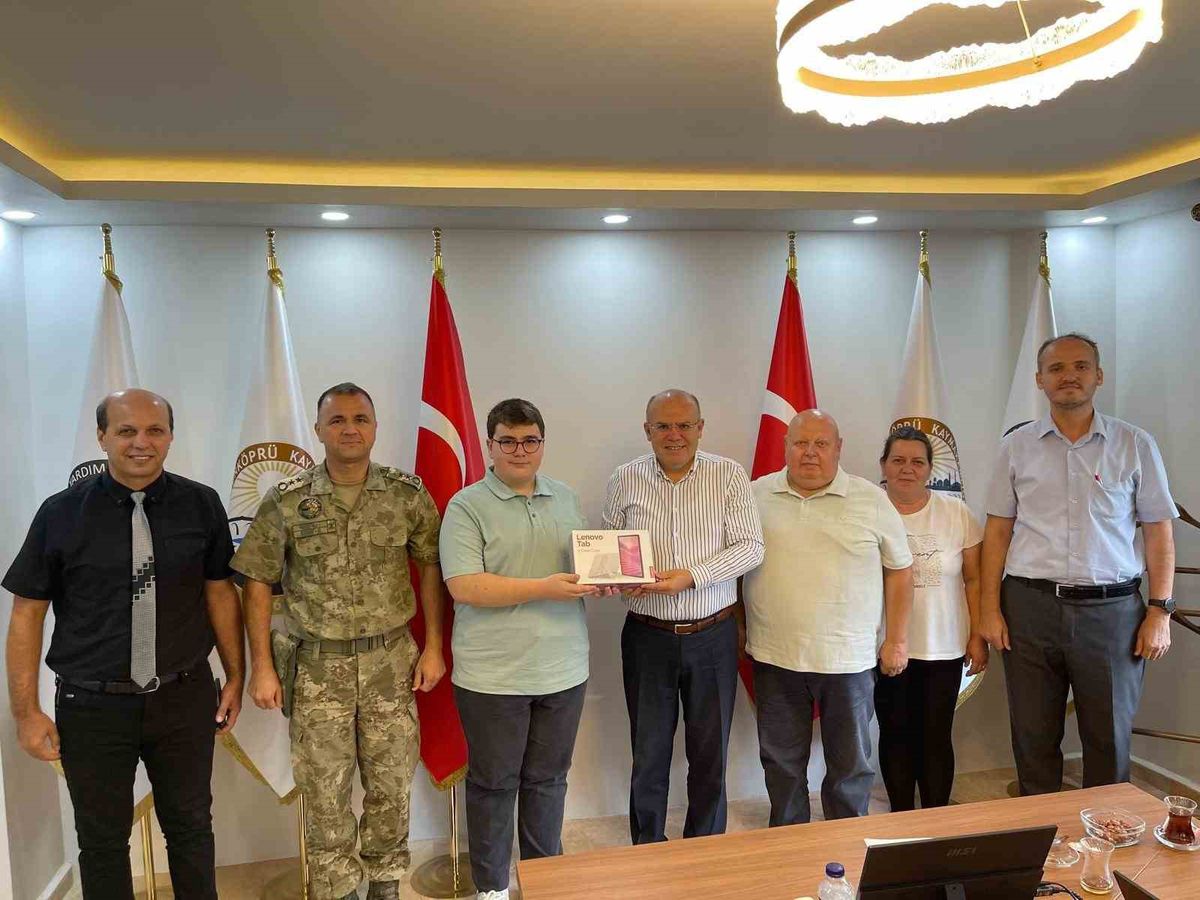 Fen Lisesini Kazanan Köy Okulu Öğrencisine Kaymakamdan Tablet Sözü Yerine Getirildi