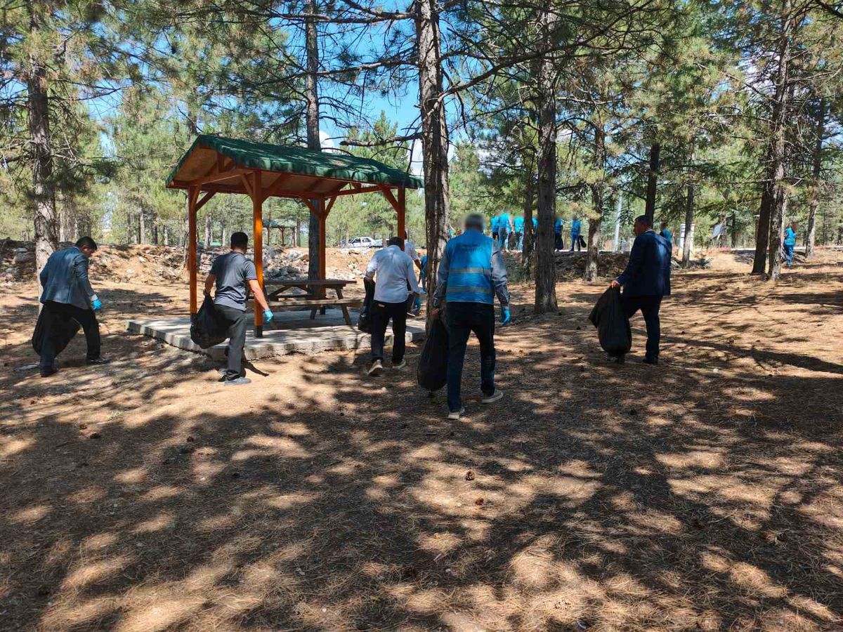 Yalvaç'ta hükümlülerden Orman Park'ta çevre temizliği