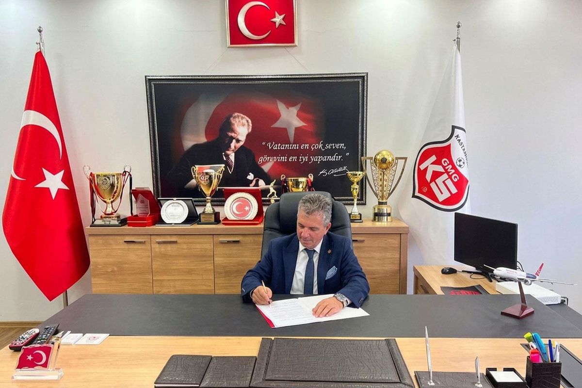Yönetim kurulu üyelerini istifaya davet eden başkanı görevden aldılar