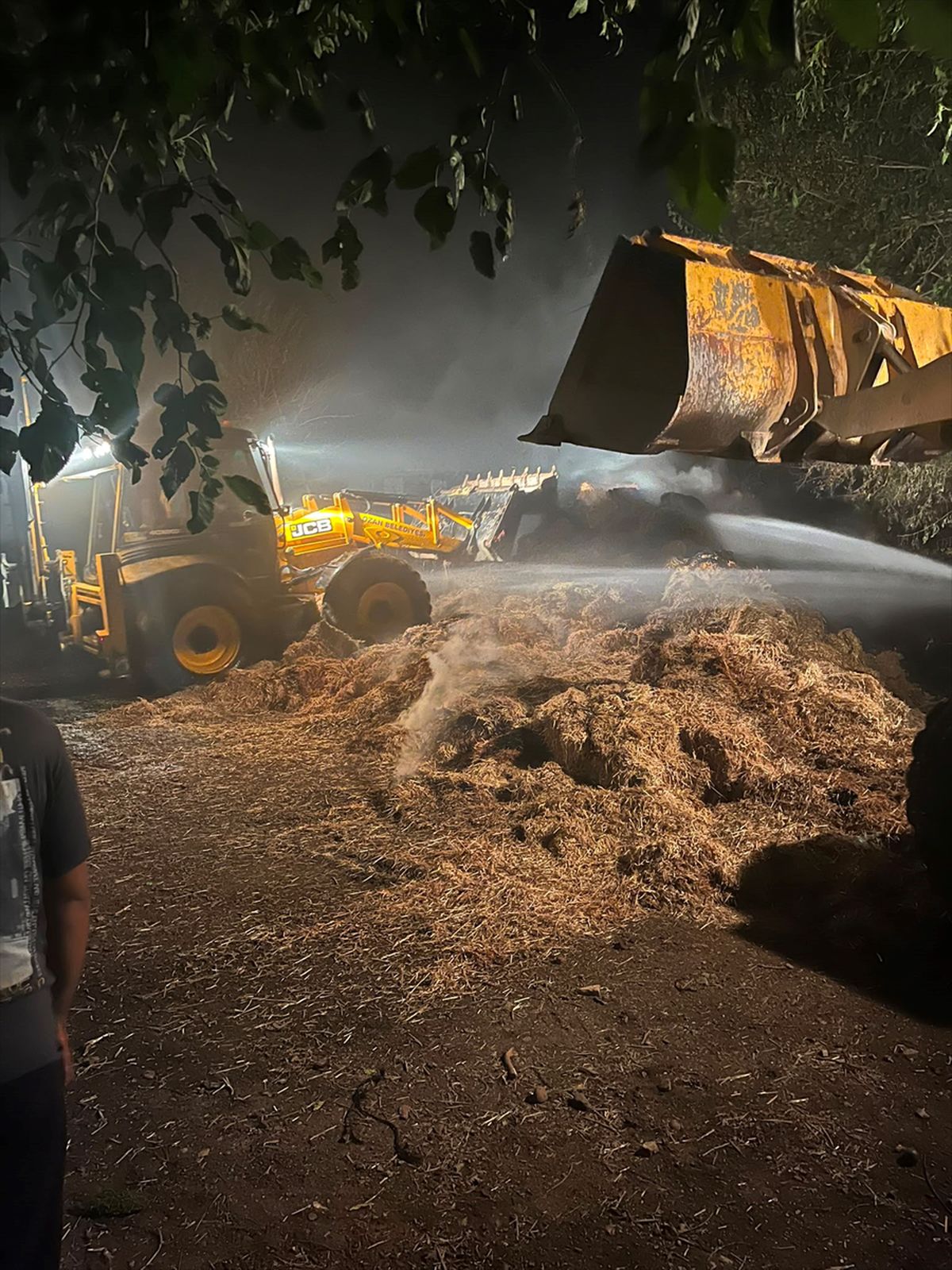 Kozan'da Saman Balyası Yangını: 600 Balya Küle Döndü