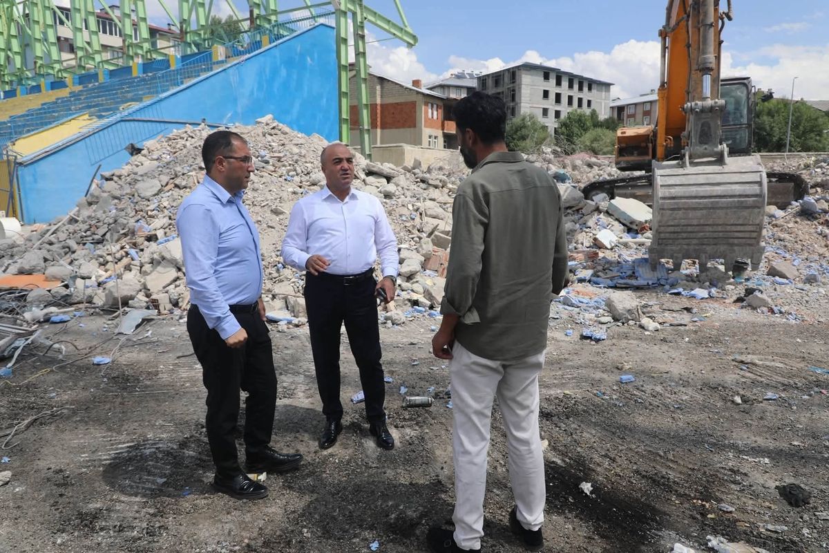 Ağrı Vali Lütfi Yiğenoğlu Şehir Stadyumu yenileniyor